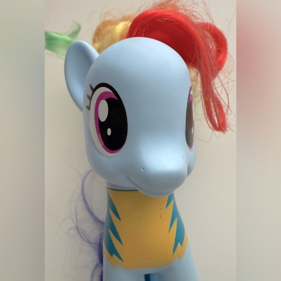 2010 G4 My Little Pony Friendship is Magic Rainbow Dash Classic Figure - Picture 3 of 8